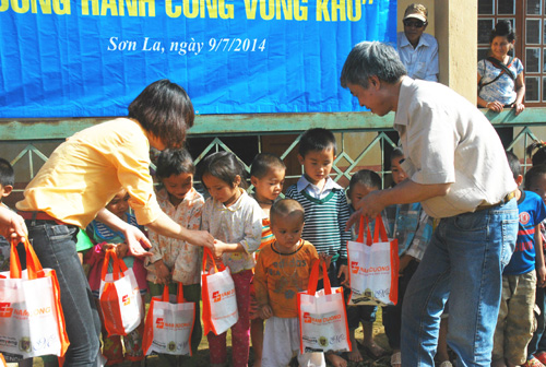 “Đồng hành cùng vùng khó” đến với trẻ em nghèo Sơn La ảnh 1